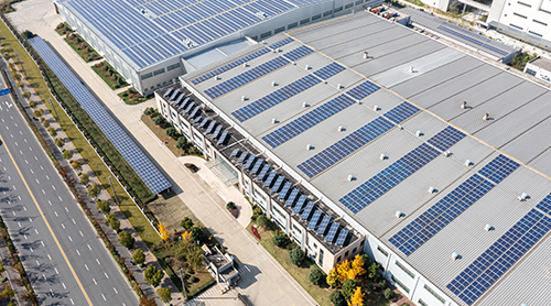 Zonnepanelen op daken van bedrijven