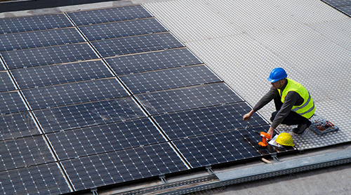 Zonnepanelen aanleggen op bedrijfspand