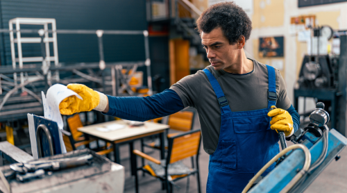 Man in een workshop